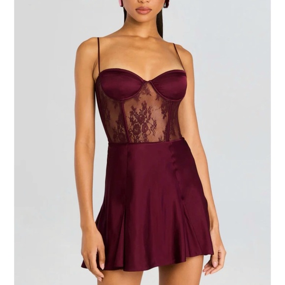Retrofete Elegant Burgundy Lace mini Dress - Picture 1 of 5